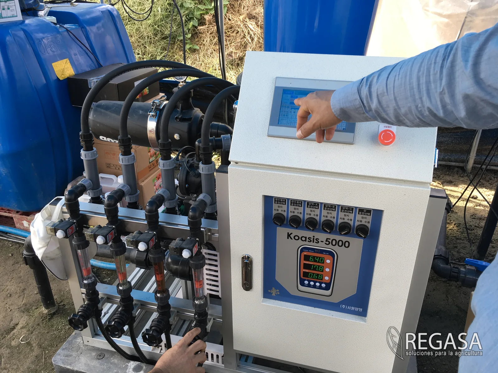 Técnico programando el controlador de fertirriego Koasis 5000