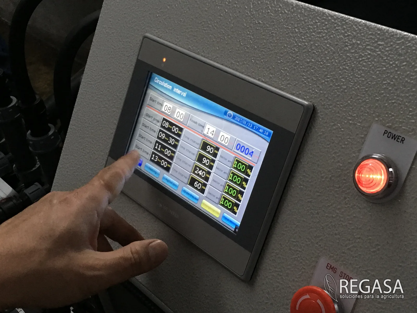 Pantalla del Koasis 5000 programando intervalos de riego por sector